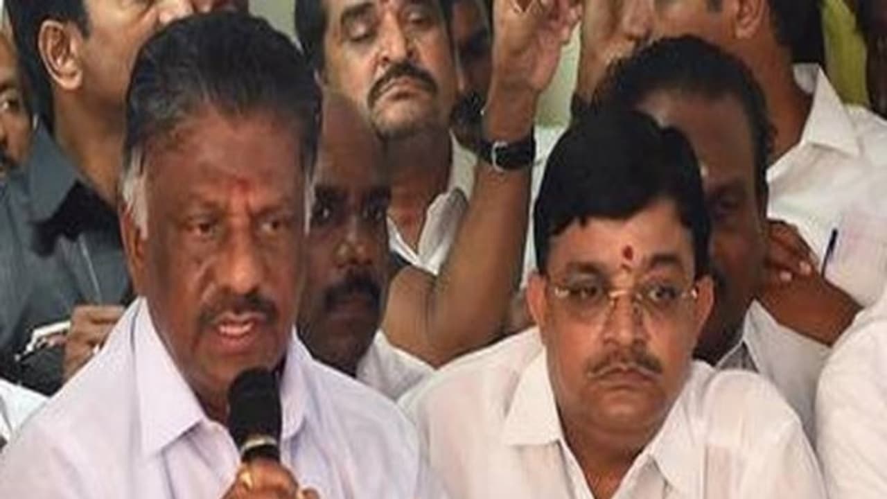 பன்னீரை ஏன் அழைக்கவில்லை...! கொந்தளிக்கும் மைத்ரேயன்...! பன்னீரை ஏன் அழைக்கவில்லை...! கொந்தளிக்கும் மைத்ரேயன்...!