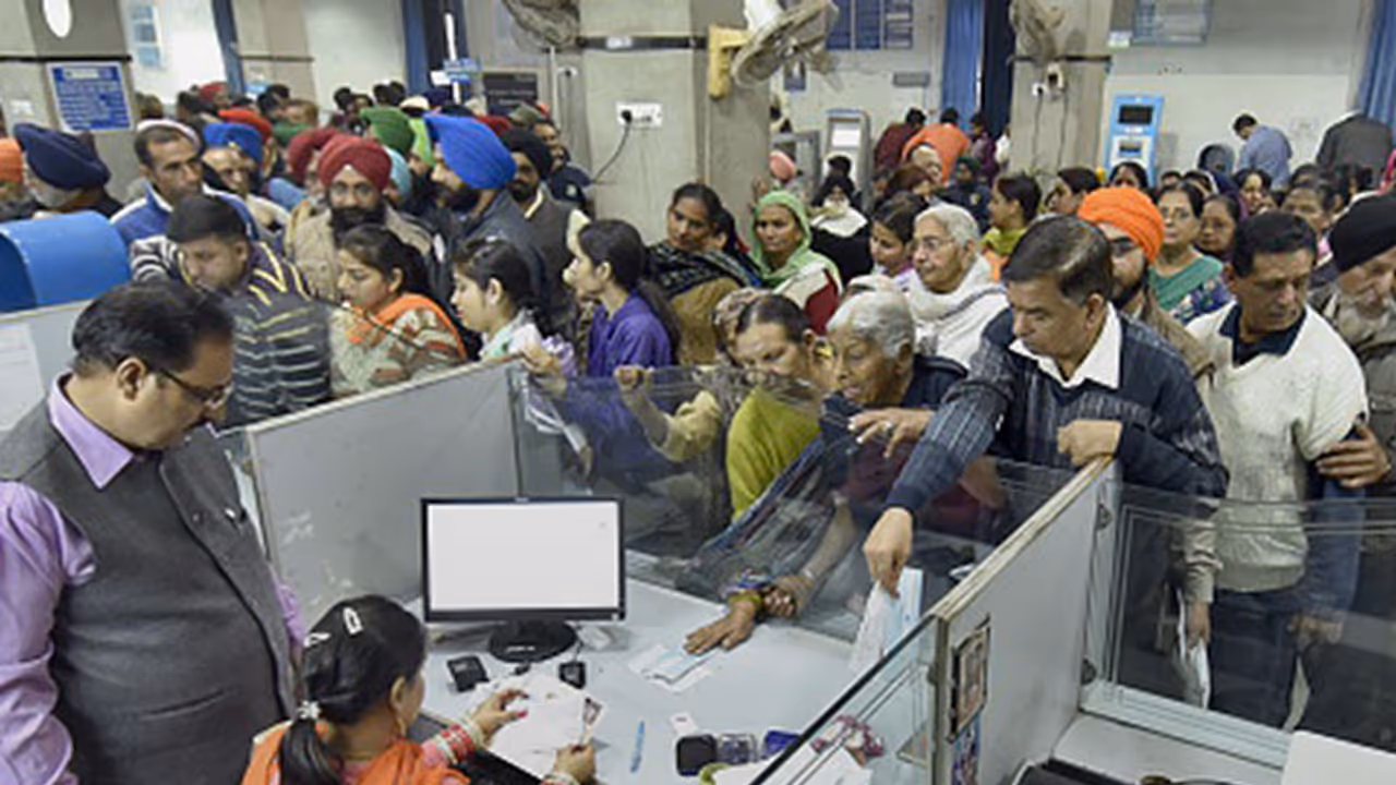 ಶಾಕಿಂಗ್: ಒಂದು ಕೋಟಿ ವ್ಯಕ್ತಿಗಳ ಬ್ಯಾಂಕ್ ವಿವರಗಳು ವಂಚಕರಿಗೆ ಮಾರಾಟ! ಶಾಕಿಂಗ್: ಒಂದು ಕೋಟಿ ವ್ಯಕ್ತಿಗಳ ಬ್ಯಾಂಕ್ ವಿವರಗಳು ವಂಚಕರಿಗೆ ಮಾರಾಟ!