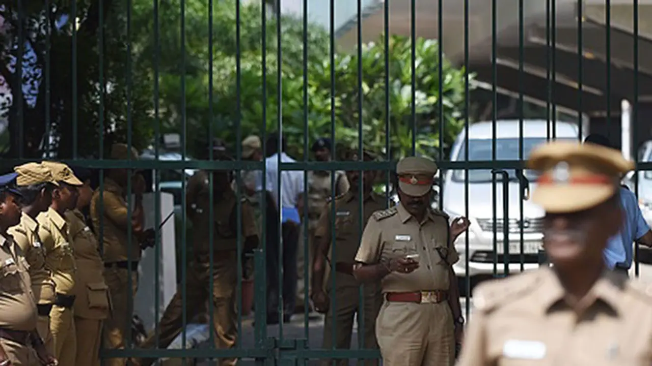 யாரோ முகம் தெரியாத குடிமக்களிடம் வசூலிக்கிறோம்... உண்மையை ஒப்புக்கொள்ளும் போலீஸாரின் அவலநிலை..!