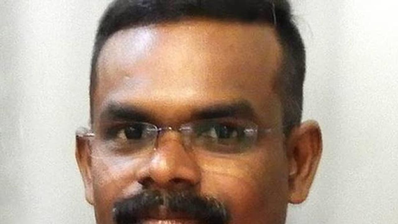 കൂട്ട ആത്മഹത്യയ്ക്കെതിരെ കാർട്ടൂൺ വരച്ച മാധ്യമപ്രവർത്തകന്റെ അറസ്റ്റ്: പ്രതിഷേധം ശക്തം കൂട്ട ആത്മഹത്യയ്ക്കെതിരെ കാർട്ടൂൺ വരച്ച മാധ്യമപ്രവർത്തകന്റെ അറസ്റ്റ്: പ്രതിഷേധം ശക്തം