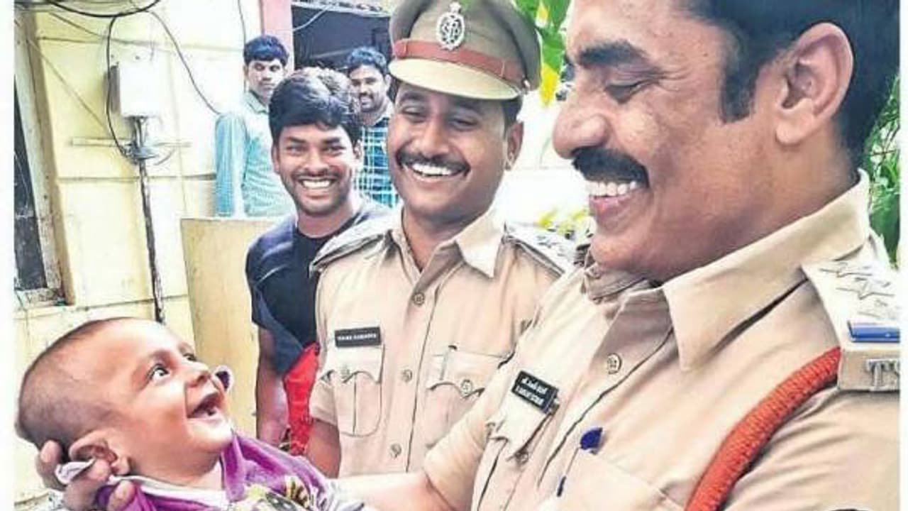 എന്തൊരു ചിരിയാണ് ഇത്.!; വൈറലായ ഈ ചിത്രത്തിന് പിന്നില് എന്തൊരു ചിരിയാണ് ഇത്.!; വൈറലായ ഈ ചിത്രത്തിന് പിന്നില്