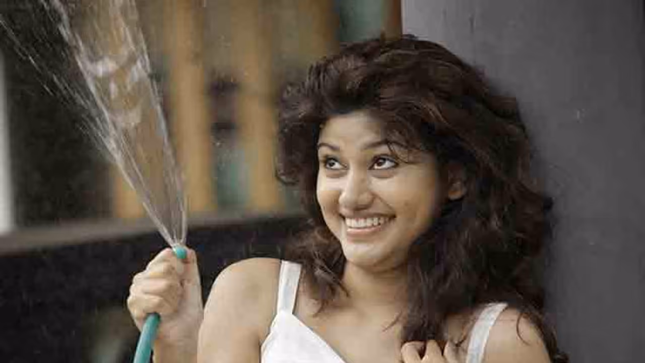 Bigg Boss Tamil: Oviya Helen summoned by police for questioning over alleged suicide attempt Bigg Boss Tamil: Oviya Helen summoned by police for questioning over alleged suicide attempt