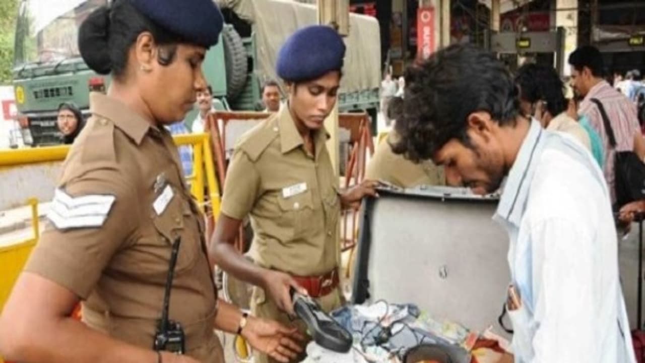 எச்சரிக்கை: இரயிலில் பட்டாசு கொண்டுச் சென்றால் மூன்று ஆண்டுகள் சிறை; ரூ.3000 அபராதம்… எச்சரிக்கை: இரயிலில் பட்டாசு கொண்டுச் சென்றால் மூன்று ஆண்டுகள் சிறை; ரூ.3000 அபராதம்…