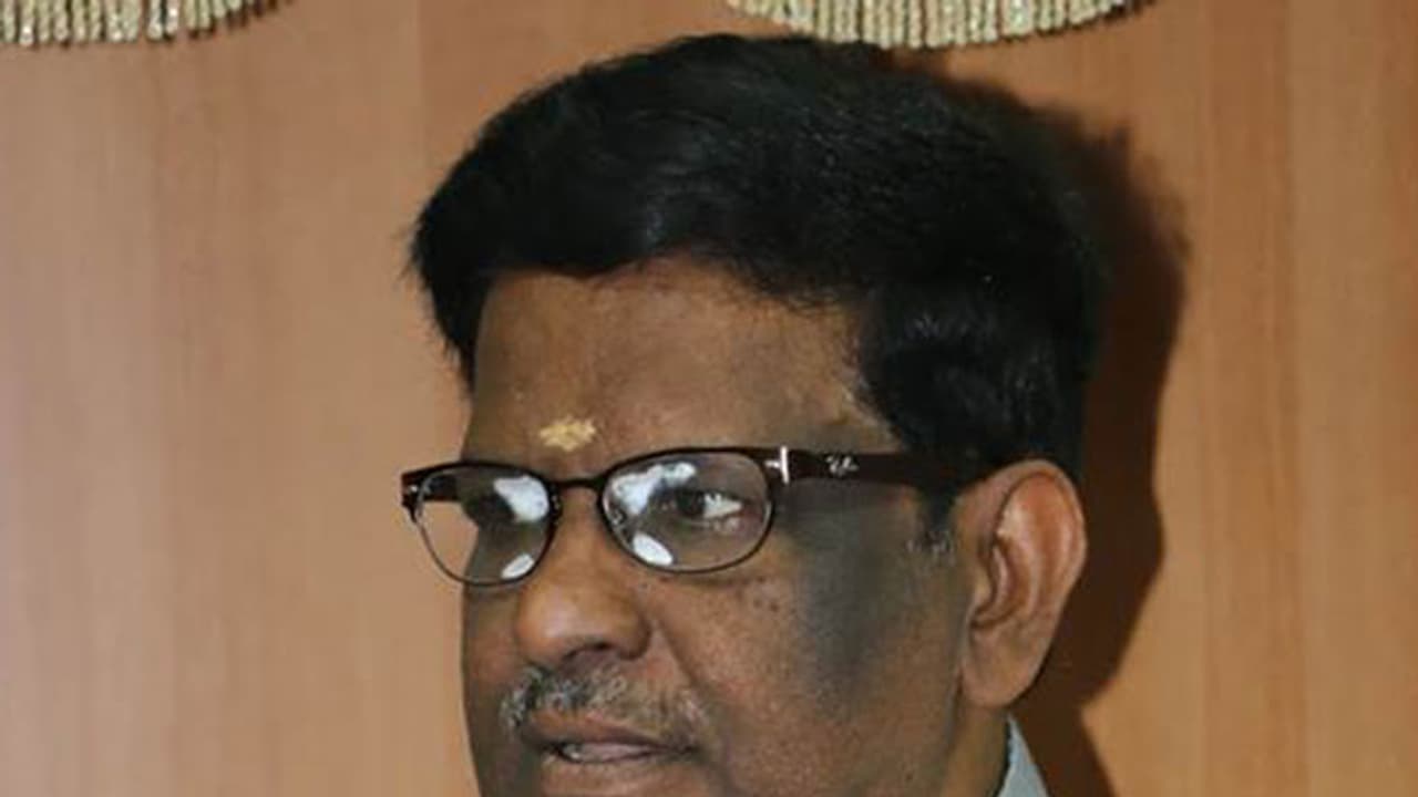 ಯುವತಿಯರ ಜತೆ ಮೇಘಾಲಯ ರಾಜ್ಯಪಾಲರ ಚೆಲ್ಲಾಟ...! ಯುವತಿಯರ ಜತೆ ಮೇಘಾಲಯ ರಾಜ್ಯಪಾಲರ ಚೆಲ್ಲಾಟ...!