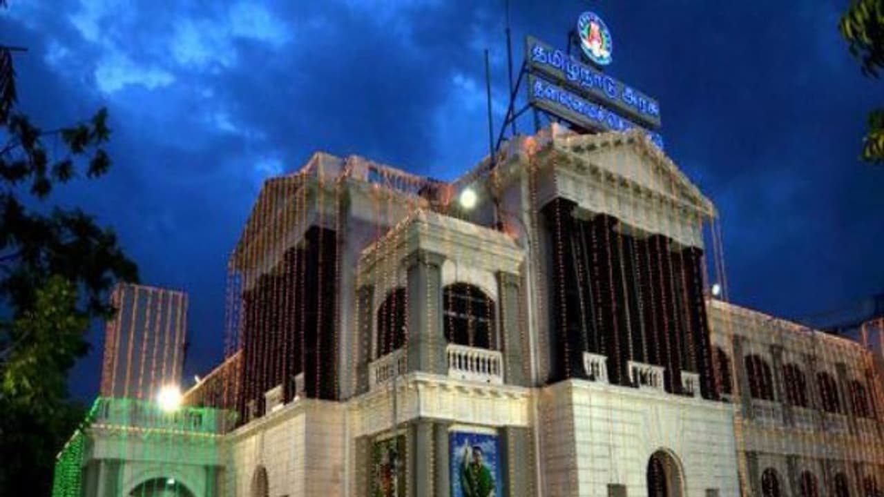 ஊரடங்கில் இருந்து அத்தியாவசியப் பொருட்கள் தயாரிக்கும் தொழிற்சாலைகளுக்கு விலக்கு.. தமிழக அரசு அதிரடி.