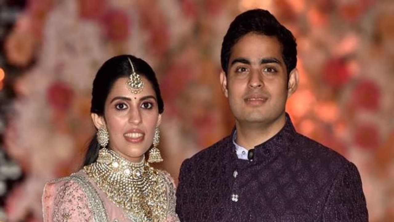 ஆகாஷ் அம்பானி நிச்சயதார்த்தத்தில் ஷாக் கொடுத்த பிரியங்கா...! ஆகாஷ் அம்பானி நிச்சயதார்த்தத்தில் ஷாக் கொடுத்த பிரியங்கா...!