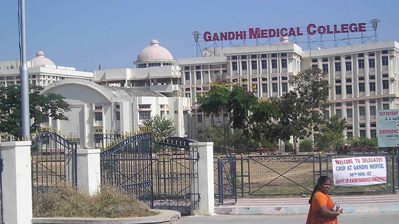 Ragging Incident : గాంధీ మెడికల్ కాలేజీలో ర్యాగింగ్ కలకలం.. పదిమంది సీనియర్లపై వేటు.. Ragging Incident : గాంధీ మెడికల్ కాలేజీలో ర్యాగింగ్ కలకలం.. పదిమంది సీనియర్లపై వేటు..