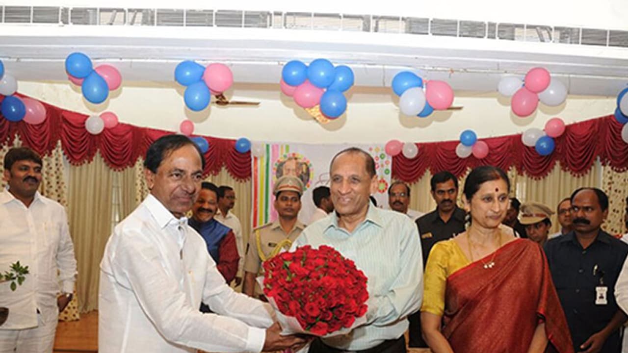 గవర్నర్ హోదాను మరిచి మాట్లాడుతున్నారా... గవర్నర్ హోదాను మరిచి మాట్లాడుతున్నారా...