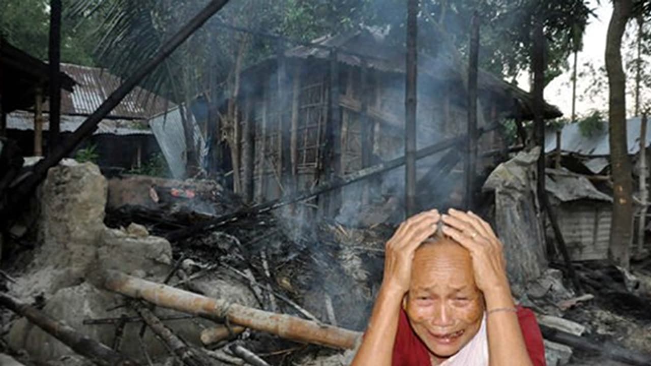 ಫೇಸ್ಬುಕ್'ನಲ್ಲಿ ಅವಹೇಳನ; ಬಾಂಗ್ಲಾದಲ್ಲಿ 30ಕ್ಕೂ ಹೆಚ್ಚು ಹಿಂದೂ ಮನೆಗಳು ಭಸ್ಮ ಫೇಸ್ಬುಕ್'ನಲ್ಲಿ ಅವಹೇಳನ; ಬಾಂಗ್ಲಾದಲ್ಲಿ 30ಕ್ಕೂ ಹೆಚ್ಚು ಹಿಂದೂ ಮನೆಗಳು ಭಸ್ಮ