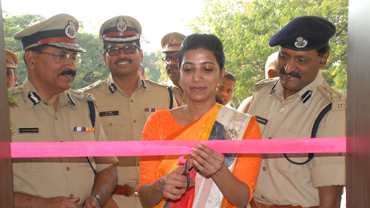 ఆమ్రపాలి ఫ్యాన్స్ కు చేదు వార్త ఆమ్రపాలి ఫ్యాన్స్ కు చేదు వార్త