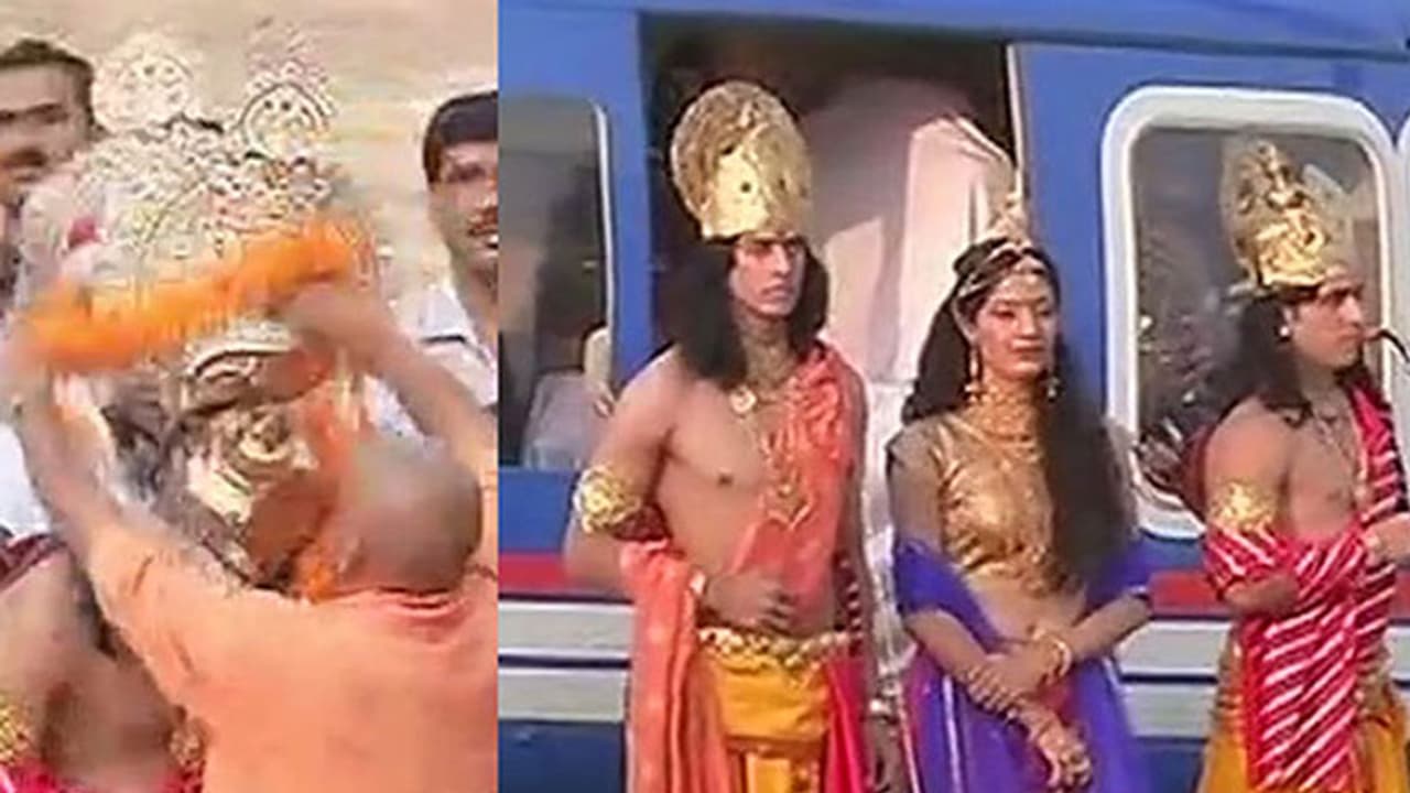 രാമ ലക്ഷ്ണന്മാര് ഹെലികോപ്റ്ററില് എത്തി, മറ്റൊരു ഹെലികോപ്ടര് പുഷ്പവര്ഷം നടത്തി അയോധ്യയില് ദീപാവലി രാമ ലക്ഷ്ണന്മാര് ഹെലികോപ്റ്ററില് എത്തി, മറ്റൊരു ഹെലികോപ്ടര് പുഷ്പവര്ഷം നടത്തി അയോധ്യയില് ദീപാവലി