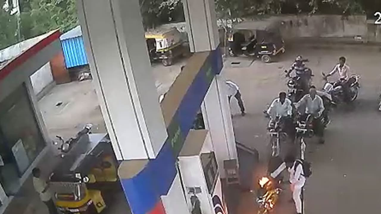 പെട്രോള് പമ്പില് നിന്ന ബൈക്ക് തീപിടിച്ചു പെട്രോള് പമ്പില് നിന്ന ബൈക്ക് തീപിടിച്ചു