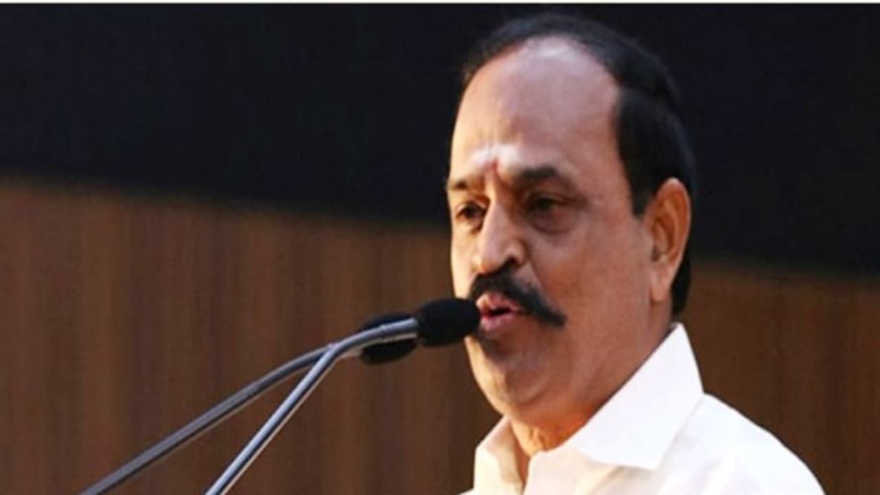 ஆவேச பாட்டியின் கையை பிடித்து அடக்கிய அமைச்சர்: கதிகலக்கி கிளம்பிய மக்களின் ஆத்திரம்... 