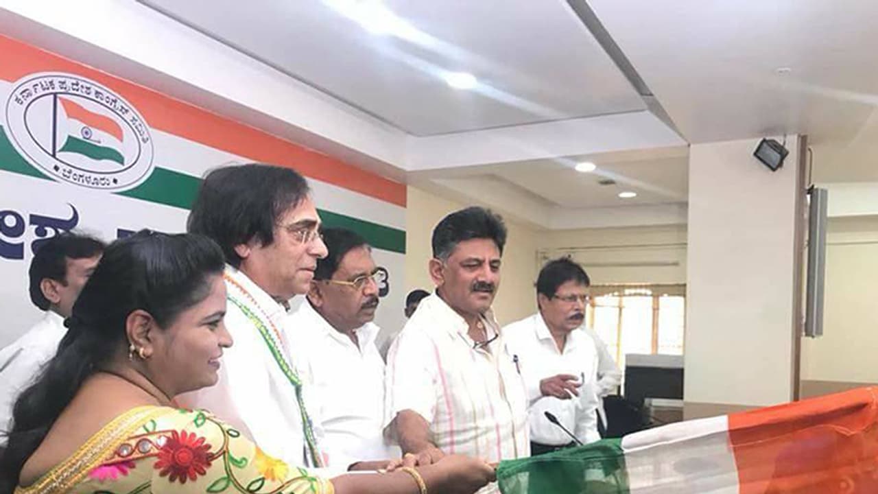 ಖೇಣಿ ಕಾಂಗ್ರೆಸ್ ಸೇರ್ಪಡೆ : ಅಡಕತ್ತರಿಯಲ್ಲಿ ಸಿಲುಕಿದ ಪಕ್ಷ ಖೇಣಿ ಕಾಂಗ್ರೆಸ್ ಸೇರ್ಪಡೆ : ಅಡಕತ್ತರಿಯಲ್ಲಿ ಸಿಲುಕಿದ ಪಕ್ಷ