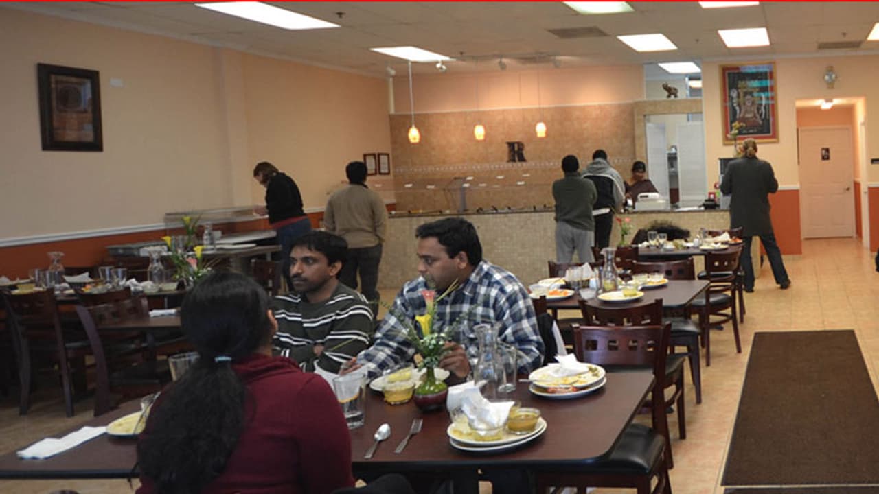 ಹೋಟೆಲ್ ದರ ಹೆಚ್ಚು ಇಳಿಯಲ್ಲ? ಜಿಎಸ್ಟಿ ಕಡಿತದ ಲಾಭ ಜನರಿಗೆ ಡೌಟು ಹೋಟೆಲ್ ದರ ಹೆಚ್ಚು ಇಳಿಯಲ್ಲ? ಜಿಎಸ್ಟಿ ಕಡಿತದ ಲಾಭ ಜನರಿಗೆ ಡೌಟು