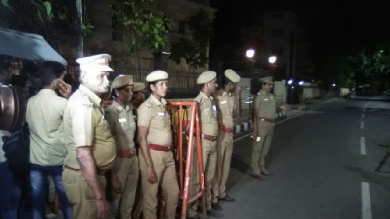 எங்களுக்கு ஒன்னும் தெரியாதுங்க...! ஜகா வாங்கும் போயஸ்கார்டன் போலீஸ்...! எங்களுக்கு ஒன்னும் தெரியாதுங்க...! ஜகா வாங்கும் போயஸ்கார்டன் போலீஸ்...!