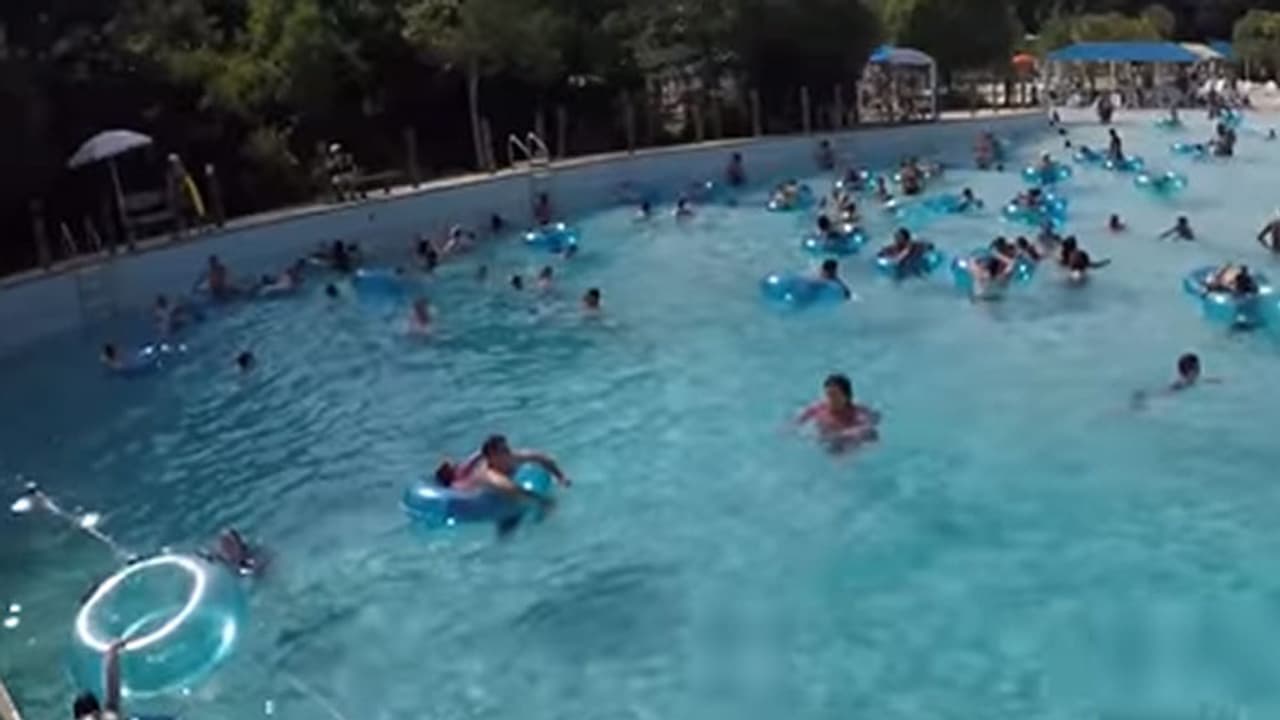 തിരക്കുള്ള നീന്തല്ക്കുളത്തില് ആരുടേയും കണ്ണില്പ്പെടാതെ മുങ്ങിത്താഴ്ന്ന പെണ്കുട്ടി! തിരക്കുള്ള നീന്തല്ക്കുളത്തില് ആരുടേയും കണ്ണില്പ്പെടാതെ മുങ്ങിത്താഴ്ന്ന പെണ്കുട്ടി!