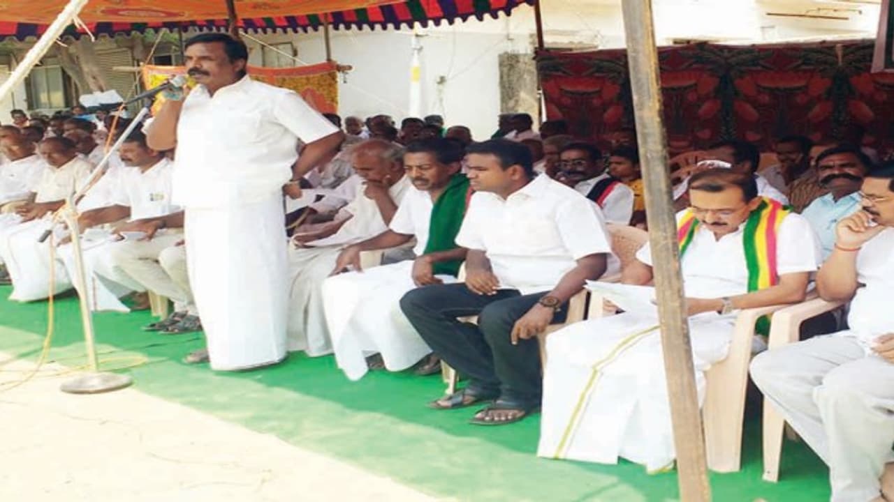 விவசாய நிலங்களில் உயர் மின் அழுத்த கோபுரம் அமைப்பதா? எதிர்ப்பு தெரிவித்து விவசாயிகள் உண்ணாவிரதம்… விவசாய நிலங்களில் உயர் மின் அழுத்த கோபுரம் அமைப்பதா? எதிர்ப்பு தெரிவித்து விவசாயிகள் உண்ணாவிரதம்…