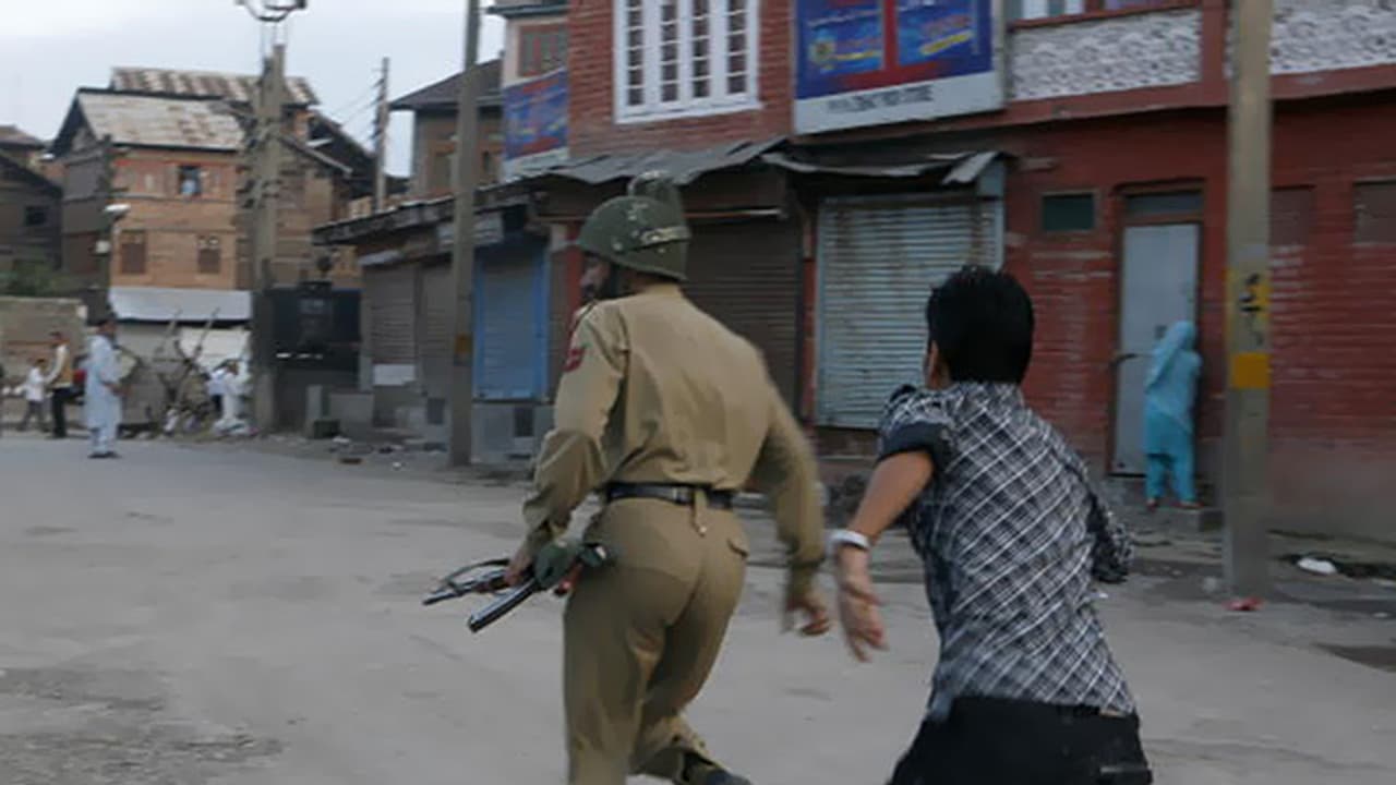 Forget women safety, who will rescue Bengaluru police from rowdies? Forget women safety, who will rescue Bengaluru police from rowdies?
