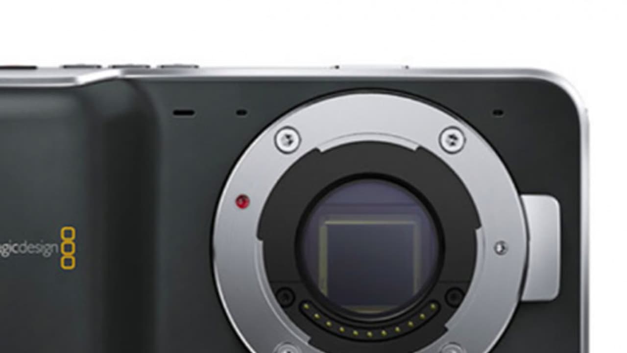 ಏಕಾಂಗಿಯಾಗಿ ಪ್ರತಿಭಟನೆಗಿಳಿದ ವಿಡಿಯೋಗ್ರಾಫರ್ ಏಕಾಂಗಿಯಾಗಿ ಪ್ರತಿಭಟನೆಗಿಳಿದ ವಿಡಿಯೋಗ್ರಾಫರ್