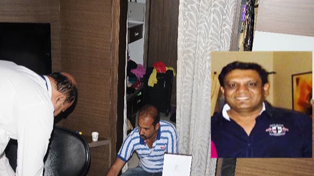 ಎಸಿಬಿ ಬಲೆಗೆ ಬಿದ್ದ ಮೂಡಾ ಅಧಿಕಾರಿ: ಕೋಟಿ ಮೀರುವ ಬಂಗಲೆ, ಇಡೀ ದಿನ ಎಣಿಸಿದರೂ ಮುಗಿಯದ ಲೆಕ್ಕ! ಎಸಿಬಿ ಬಲೆಗೆ ಬಿದ್ದ ಮೂಡಾ ಅಧಿಕಾರಿ: ಕೋಟಿ ಮೀರುವ ಬಂಗಲೆ, ಇಡೀ ದಿನ ಎಣಿಸಿದರೂ ಮುಗಿಯದ ಲೆಕ್ಕ!