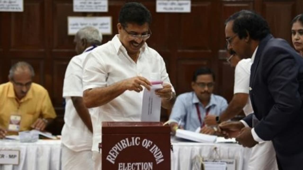 ஜனாதிபதி தேர்தல் : சென்னையில் வாக்களித்த கேரள எம்எல்ஏ! ஜனாதிபதி தேர்தல் : சென்னையில் வாக்களித்த கேரள எம்எல்ஏ!