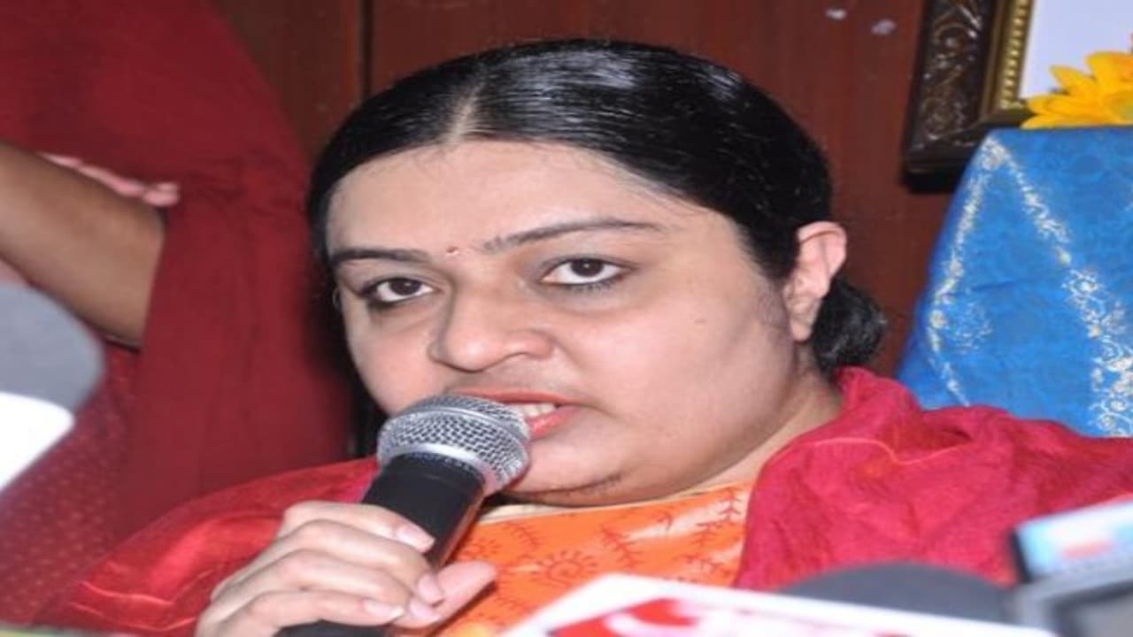 நாளை மறுநாள் வேட்புமனு தாக்கல்...? திடீர் அதிரடியில் தீபா நாளை மறுநாள் வேட்புமனு தாக்கல்...? திடீர் அதிரடியில் தீபா