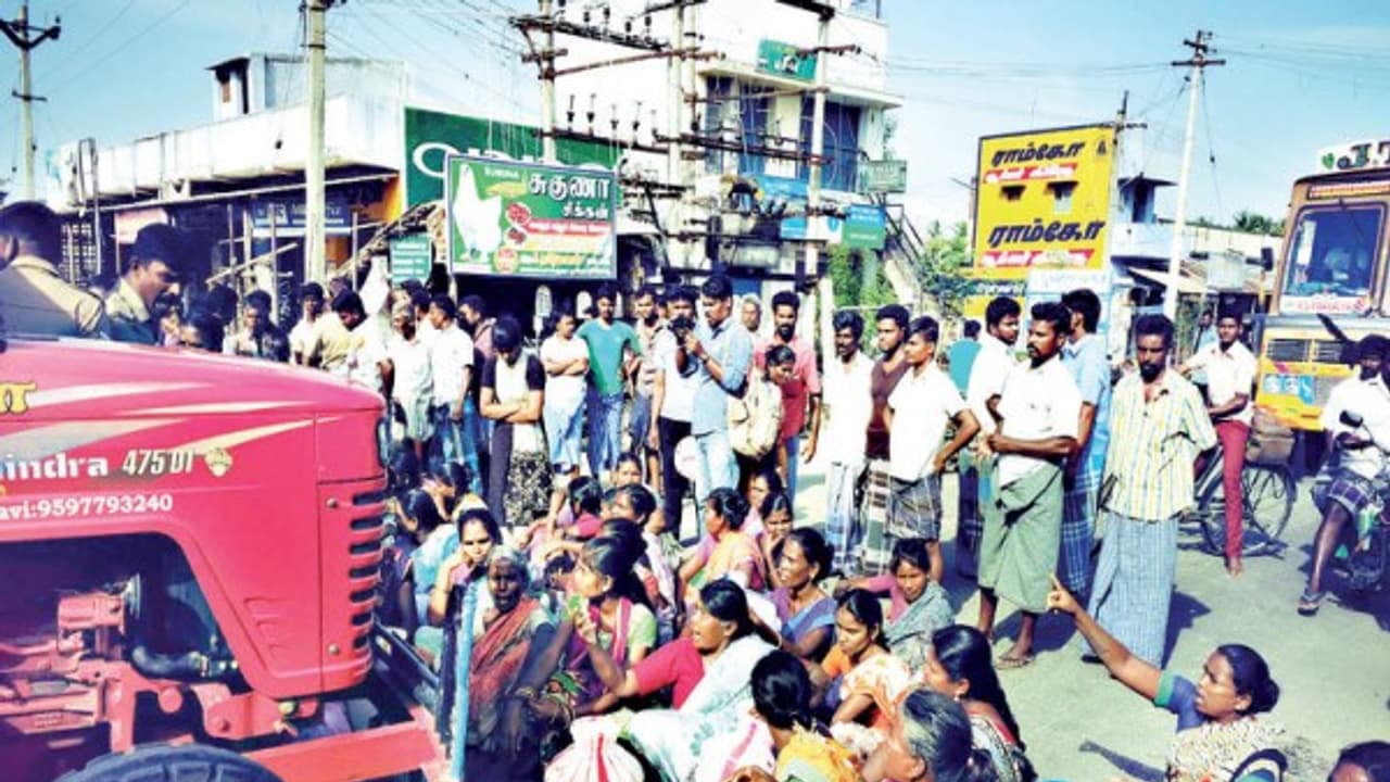 மாதக்கணக்கில் குடிநீர் இல்லாமல் அவதிப்பட்ட மக்கள் சாலை மறியல் போராட்டம்… மாதக்கணக்கில் குடிநீர் இல்லாமல் அவதிப்பட்ட மக்கள் சாலை மறியல் போராட்டம்…