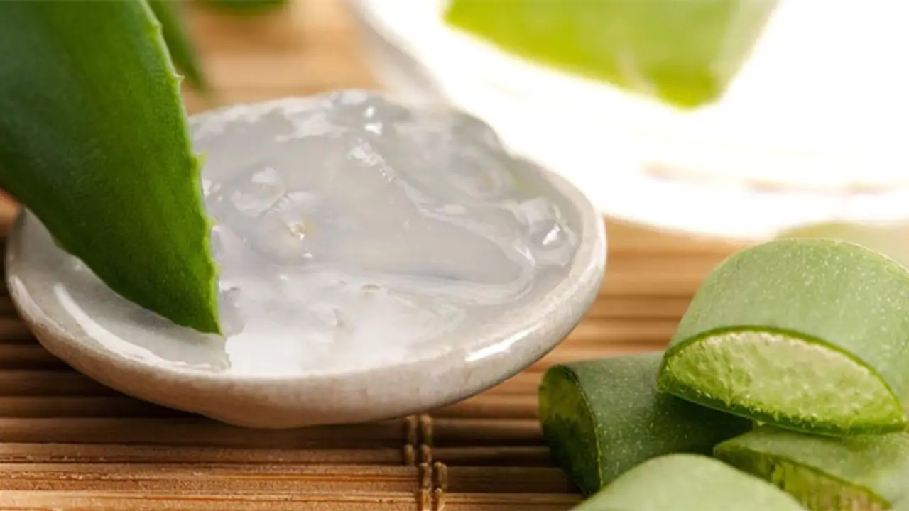 ഉറങ്ങുന്നതിന് മുമ്പ് മുഖത്ത് കറ്റാര്‍ വാഴ പുരട്ടി നോക്കൂ..