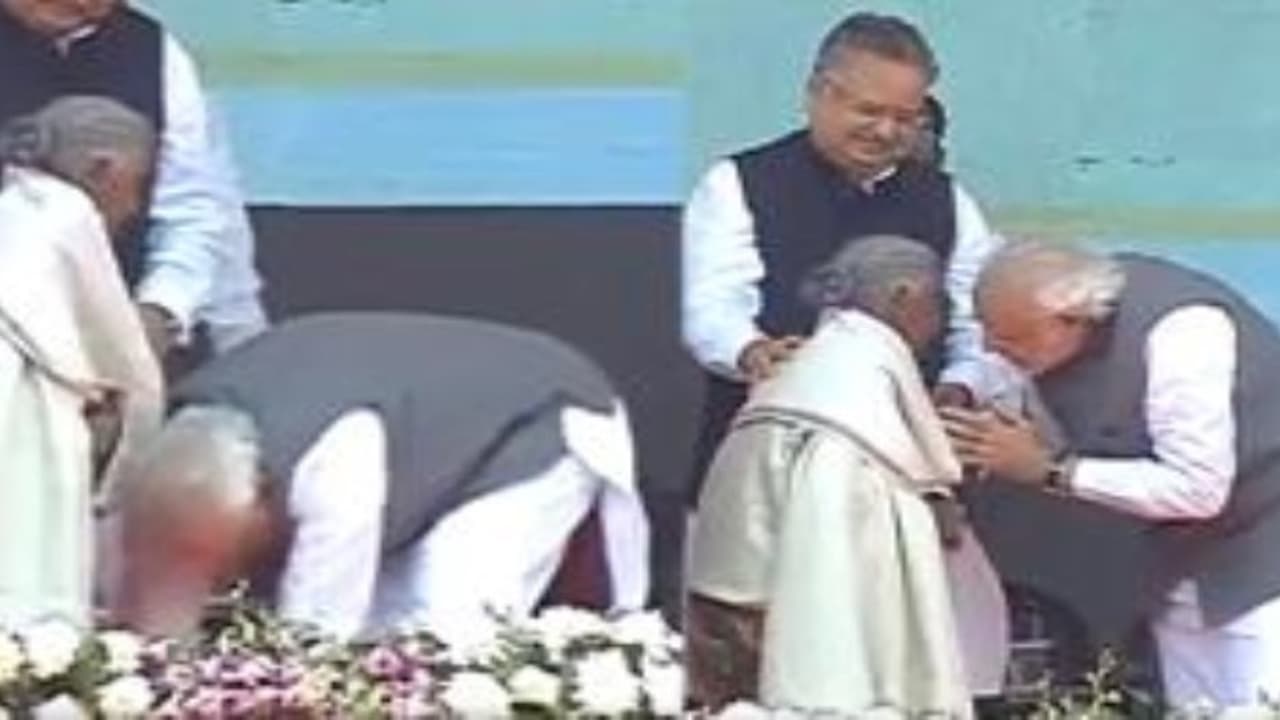 மூதாட்டியின் காலில் விழுந்த மோடி...! நடந்தது என்ன ? மூதாட்டியின் காலில் விழுந்த மோடி...! நடந்தது என்ன ?