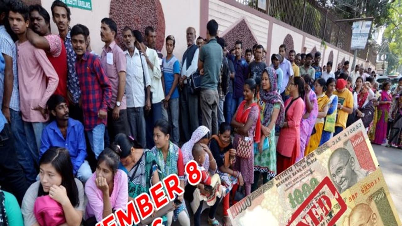 பணத்தை மாற்ற பாடுபட்ட மக்கள்...! அந்த நாளை மறக்க முடியுமா...? (வீடியோ) பணத்தை மாற்ற பாடுபட்ட மக்கள்...! அந்த நாளை மறக்க முடியுமா...? (வீடியோ)