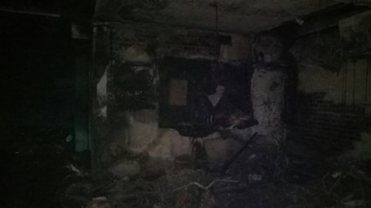 அடுக்குமாடி குடியிருப்பில் தீ ஆட்சியர் நேரில் ஆய்வு அடுக்குமாடி குடியிருப்பில் தீ ஆட்சியர் நேரில் ஆய்வு