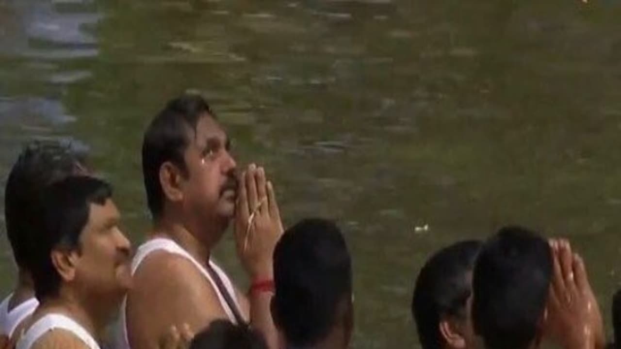 ஆட்சிக்கு எந்த பங்கமும் வந்துடக்கூடாது... ஆண்டவனிடம் மண்டியிட்டு புனித நீராடிய எடப்பாடியார்! ஆட்சிக்கு எந்த பங்கமும் வந்துடக்கூடாது... ஆண்டவனிடம் மண்டியிட்டு புனித நீராடிய எடப்பாடியார்!