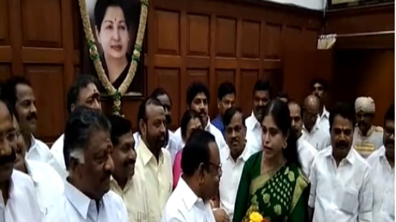 அதிமுகவில் இணையும் விஜயதாரணி..? அவங்களா போறதுக்கு முன் நீங்களா நீக்கிடுங்க.. வலுக்கும் எதிர்ப்பு குரல் அதிமுகவில் இணையும் விஜயதாரணி..? அவங்களா போறதுக்கு முன் நீங்களா நீக்கிடுங்க.. வலுக்கும் எதிர்ப்பு குரல்