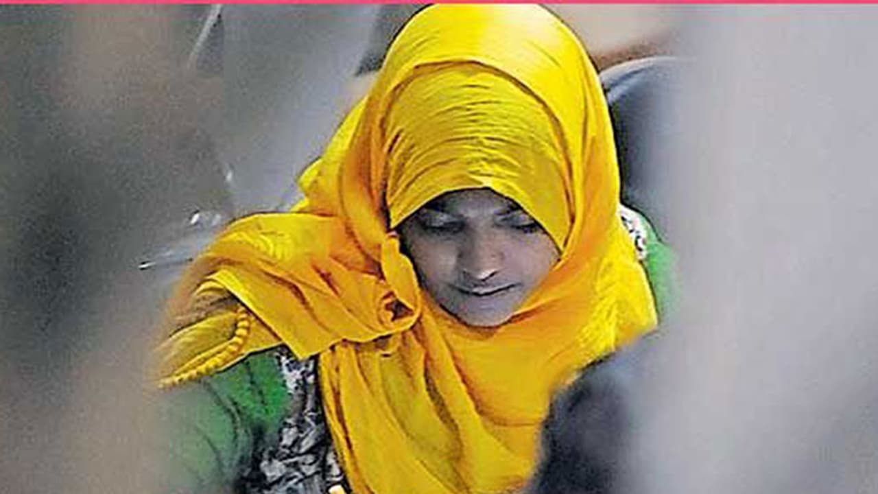 ഭക്ഷണത്തില് മയക്കുമരുന്ന് കലര്ത്തി, വീട്ടുതടങ്കലില് നേരിടേണ്ടിവന്നത് കടുത്ത പീഡനം: ഹാദിയ ഭക്ഷണത്തില് മയക്കുമരുന്ന് കലര്ത്തി, വീട്ടുതടങ്കലില് നേരിടേണ്ടിവന്നത് കടുത്ത പീഡനം: ഹാദിയ