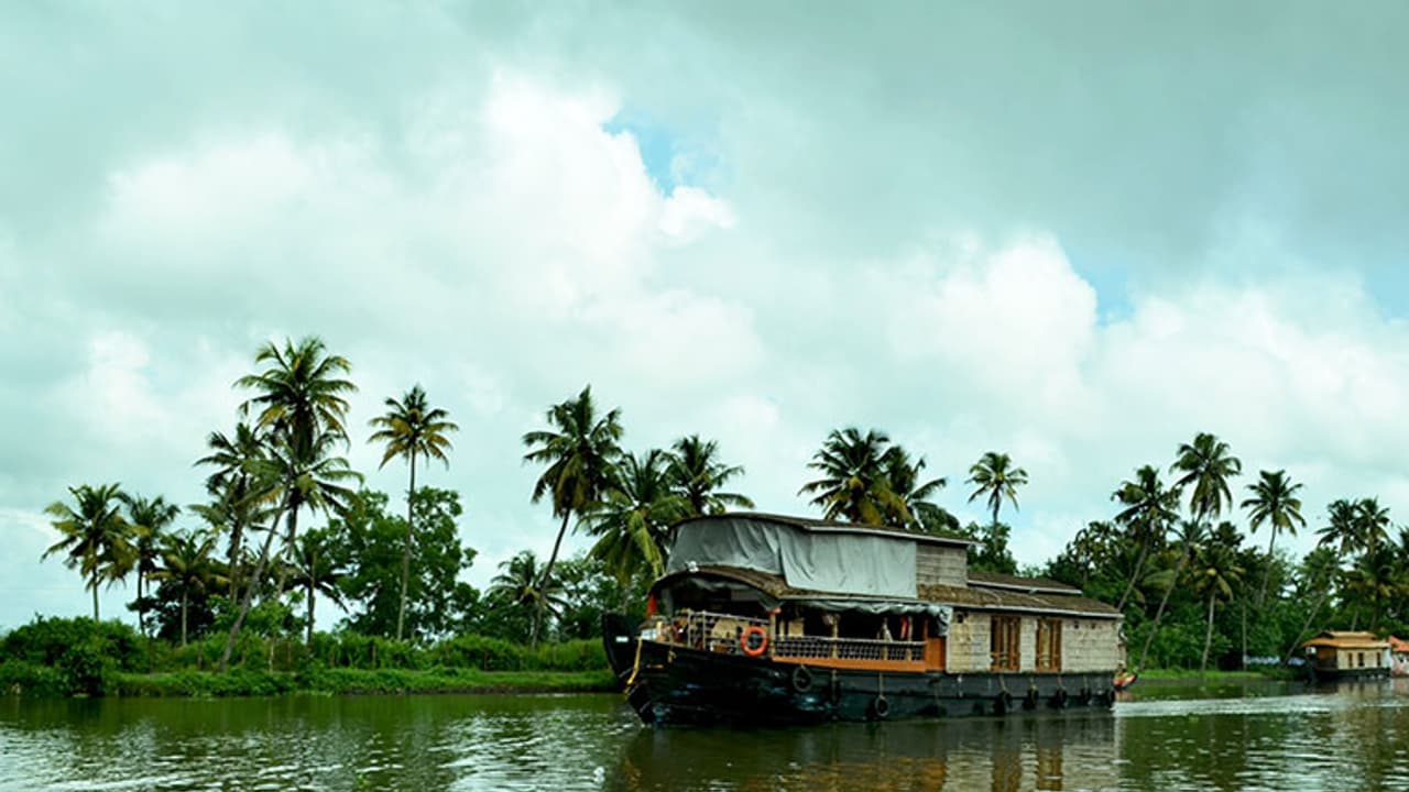 എസിയും മൈക്കുമില്ല, കായലിന് നടുവിൽ ഹൗസ് ബോട്ട് ജീവനക്കാരും വിമുക്തഭടന്മാരും തമ്മിലടി ; 2 പേര്ക്ക് പരിക്ക് എസിയും മൈക്കുമില്ല, കായലിന് നടുവിൽ ഹൗസ് ബോട്ട് ജീവനക്കാരും വിമുക്തഭടന്മാരും തമ്മിലടി ; 2 പേര്ക്ക് പരിക്ക്
