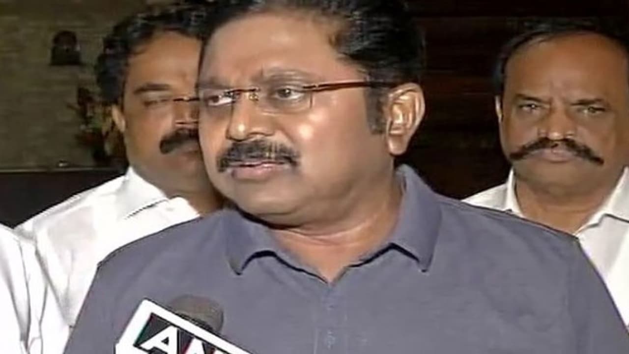 கை கட்டி நின்றவர்கள் கம்பு சுழற்ற தொடங்கி விட்டனர்: விரக்தியின் விளிம்பில் தினகரன்! கை கட்டி நின்றவர்கள் கம்பு சுழற்ற தொடங்கி விட்டனர்: விரக்தியின் விளிம்பில் தினகரன்!