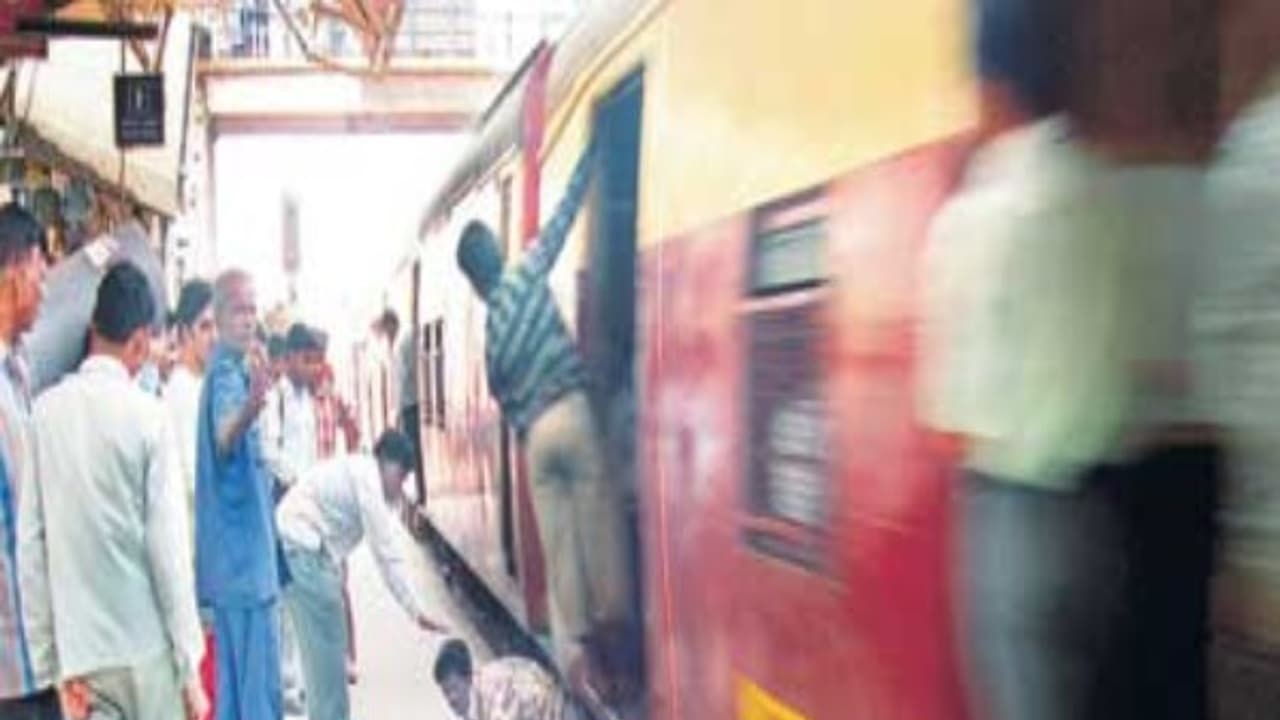 ரயில் ஏற முயன்ற பிரபல நடிகர் பலி...! சோகத்தில் மூழ்கிய திரைத்துறை..! ரயில் ஏற முயன்ற பிரபல நடிகர் பலி...! சோகத்தில் மூழ்கிய திரைத்துறை..!