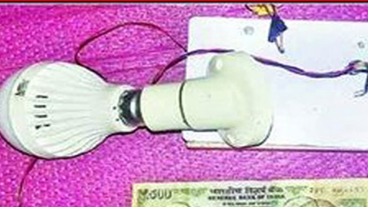 500 ರೂ ಹಳೆ ನೋಟಿನಿಂದ ವಿದ್ಯುತ್ ತಯಾರಿಸಿ ಸರ್ಕಾರಕ್ಕೆ ಶಾಕ್ ಕೊಟ್ಟ ಯುವಕ! 500 ರೂ ಹಳೆ ನೋಟಿನಿಂದ ವಿದ್ಯುತ್ ತಯಾರಿಸಿ ಸರ್ಕಾರಕ್ಕೆ ಶಾಕ್ ಕೊಟ್ಟ ಯುವಕ!