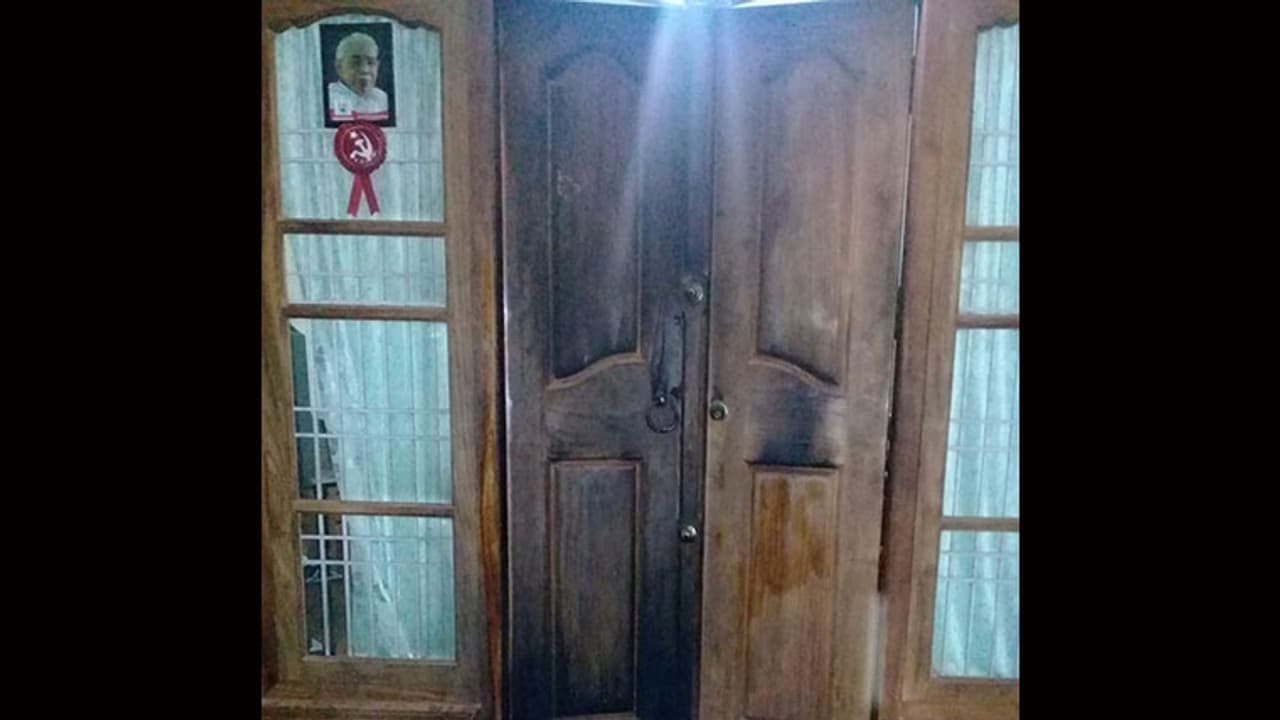 സിപിഎം നേതാക്കളുടെ വീടിനു നേരെ ബോംബാക്രമണം; വീടിന്റെ വാതിലും ജനലുകളും തകർന്നു സിപിഎം നേതാക്കളുടെ വീടിനു നേരെ ബോംബാക്രമണം; വീടിന്റെ വാതിലും ജനലുകളും തകർന്നു