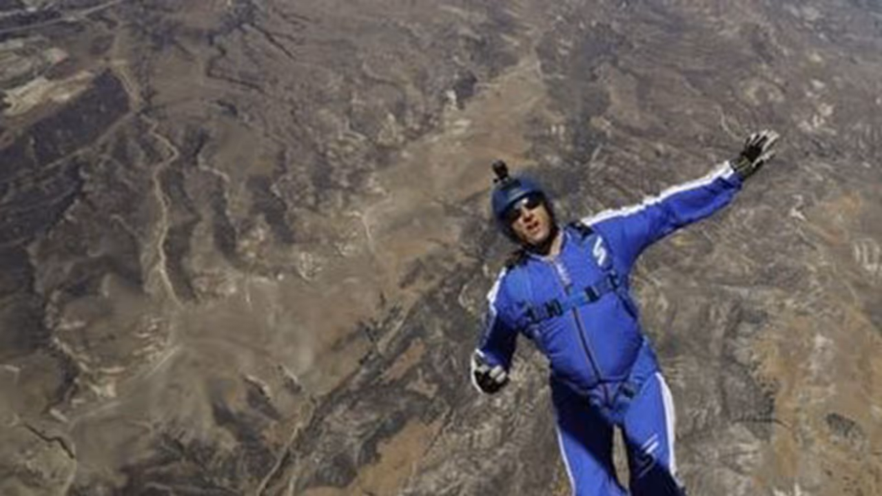 പാരച്യൂട്ടില്ലാതെ 25,000 അടി ഉയരത്തിൽ നിന്ന് ചാടി ലൂക്ക്