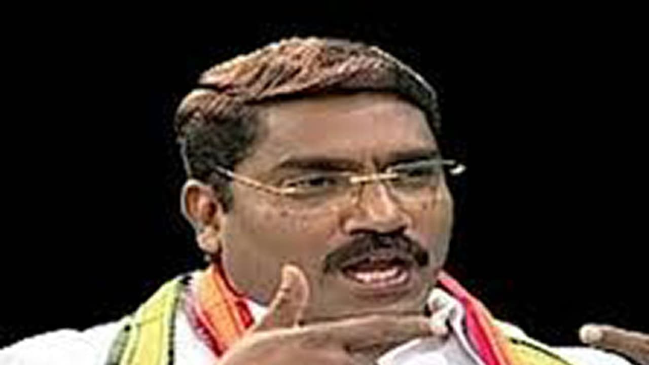 ఆ నలుగురు టిఆర్ఎస్ నేతలే 400 ఎకరాలు నొక్కేశారు ఆ నలుగురు టిఆర్ఎస్ నేతలే 400 ఎకరాలు నొక్కేశారు