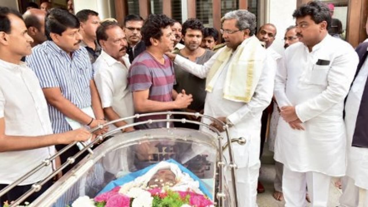 பர்வதம்மாள் மறைவு சித்தராமையா, தேவகவுடா நேரில் அஞ்சலி..!!! பர்வதம்மாள் மறைவு சித்தராமையா, தேவகவுடா நேரில் அஞ்சலி..!!!