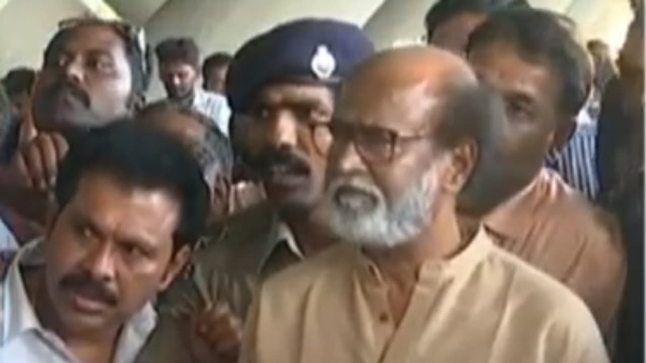 போலீசை அடிச்சதால்தான் அவங்க சுட்டாங்க...! அழுத்தம் திருத்தமாக பேசிய ரஜினி போலீசை அடிச்சதால்தான் அவங்க சுட்டாங்க...! அழுத்தம் திருத்தமாக பேசிய ரஜினி