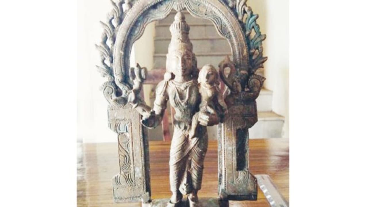 ஆறு மாதங்களுக்கு முன்பு திருட்டுபோன ஐம்பொன் சிலை முட்புதரில் இருந்து மீட்பு; திருடர்கள் இன்னும் பிடிபடவில்லை... ஆறு மாதங்களுக்கு முன்பு திருட்டுபோன ஐம்பொன் சிலை முட்புதரில் இருந்து மீட்பு; திருடர்கள் இன்னும் பிடிபடவில்லை...