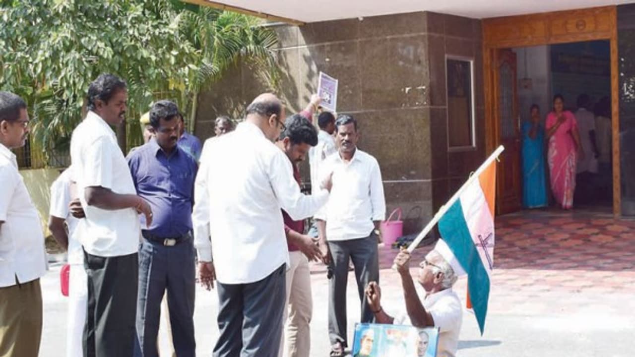 33 ஆண்டுகளுக்கு முன்பு வழங்கப்பட்ட நிலத்திற்கு பட்டா கேட்டு சுதந்திர போராட்ட தியாகியின் மகன் தர்ணா... 33 ஆண்டுகளுக்கு முன்பு வழங்கப்பட்ட நிலத்திற்கு பட்டா கேட்டு சுதந்திர போராட்ட தியாகியின் மகன் தர்ணா...