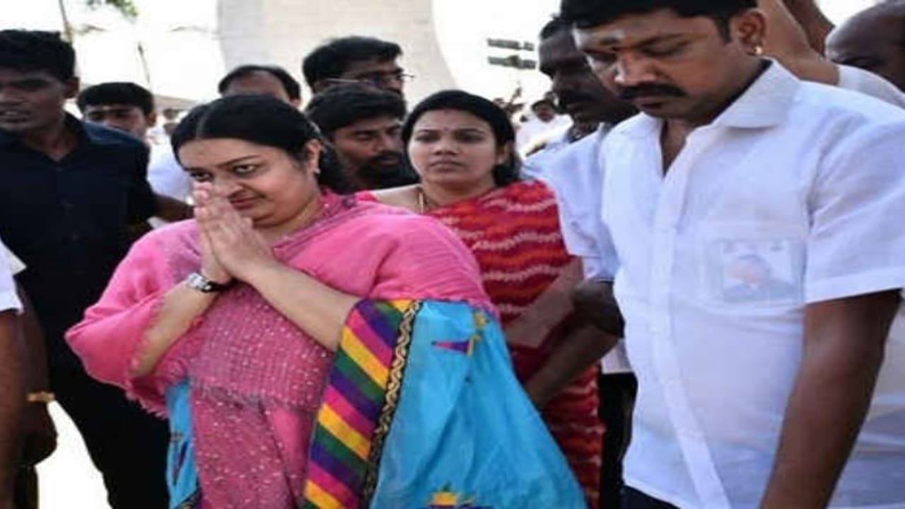 தீபா பேரவை ஆலோசனை கூட்டம் தொண்டர் தோற்றத்தில் வந்த குண்டர்கள்... கடுப்பில் பொதுமக்கள் தீபா பேரவை ஆலோசனை கூட்டம் தொண்டர் தோற்றத்தில் வந்த குண்டர்கள்... கடுப்பில் பொதுமக்கள்