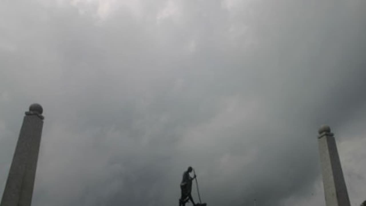 சென்னையை சூழும் கருமேகம்...! மாலை 5 மணிக்கே இருட்டிடுதுன்னு சொன்னா நம்பணும்...! சென்னையை சூழும் கருமேகம்...! மாலை 5 மணிக்கே இருட்டிடுதுன்னு சொன்னா நம்பணும்...!