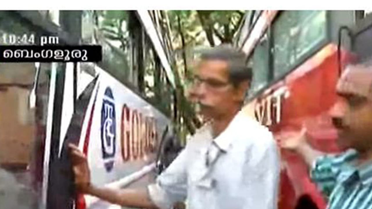 മൈസൂരു ബെംഗളൂരു പാതയില് കേരളത്തില് നിന്നുളള വാഹനങ്ങള്ക്ക് നേരെ ആക്രമണം പതിവാകുന്നു മൈസൂരു ബെംഗളൂരു പാതയില് കേരളത്തില് നിന്നുളള വാഹനങ്ങള്ക്ക് നേരെ ആക്രമണം പതിവാകുന്നു