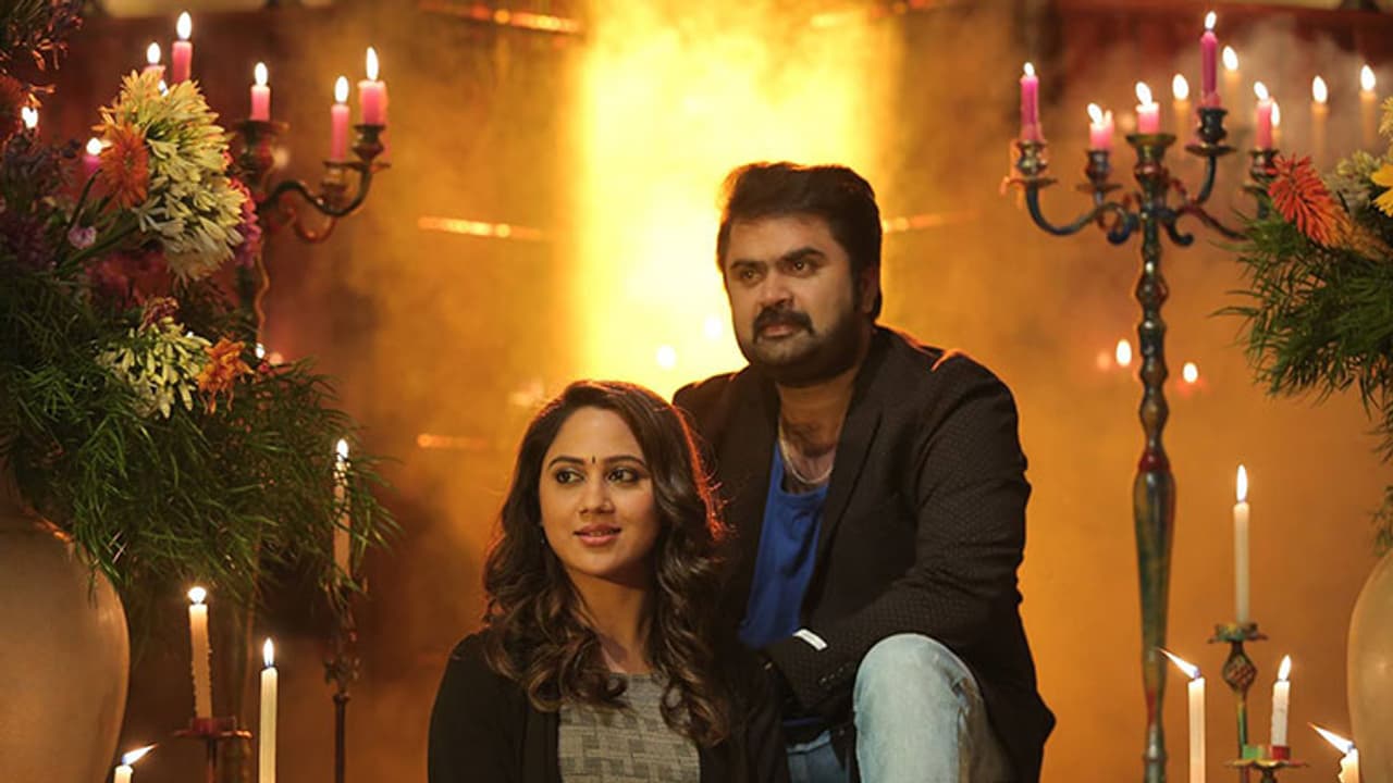 നിലാവ് പോലെ സുന്ദരം; 'എന്റെ മെഴുതിരി അത്താഴ'ങ്ങളിലെ മനോഹരഗാനം നിലാവ് പോലെ സുന്ദരം; 'എന്റെ മെഴുതിരി അത്താഴ'ങ്ങളിലെ മനോഹരഗാനം